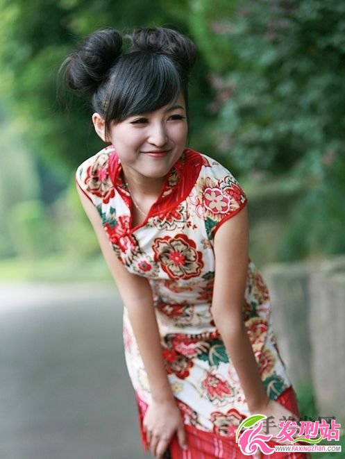 中國(guó)紅丫頭盤發(fā)發(fā)髻盡顯喜氣 中國(guó)紅丫頭盤發(fā)發(fā)髻盡顯喜氣