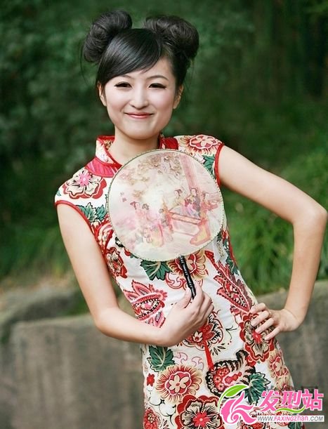 中國紅丫頭盤發(fā)發(fā)髻盡顯喜氣 中國紅丫頭盤發(fā)發(fā)髻盡顯喜氣