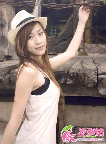湖邊拍攝長直發(fā)美女 湖邊拍攝長直發(fā)美女