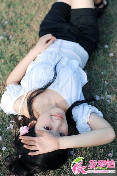 長發(fā)清新美女公園玩樂 長發(fā)清新美女公園玩樂