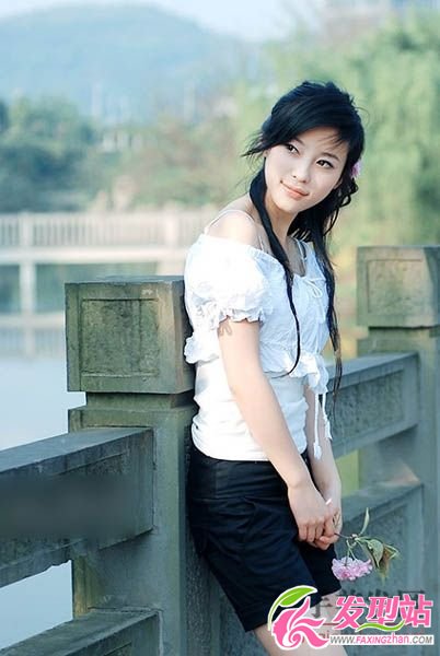 長發(fā)清新美女公園玩樂 長發(fā)清新美女公園玩樂