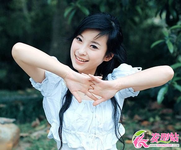 長發(fā)清新美女公園玩樂 長發(fā)清新美女公園玩樂
