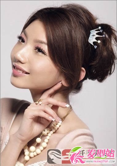 女生長發(fā)發(fā)型自己家中設(shè)計 女生長發(fā)發(fā)型自己家中設(shè)計