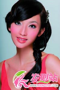 簡簡單單兩招 讓單調(diào)直發(fā)即變迷人