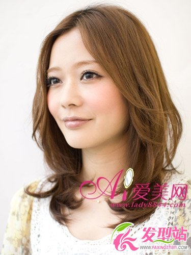 2012最熱發(fā)型 中分梨花頭修顏顯氣質(zhì)
