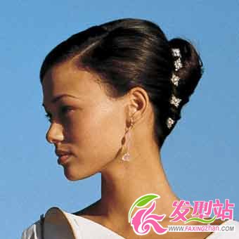 輕盈盤發(fā)打造高雅新娘Look