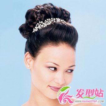 輕盈盤發(fā)打造高雅新娘Look