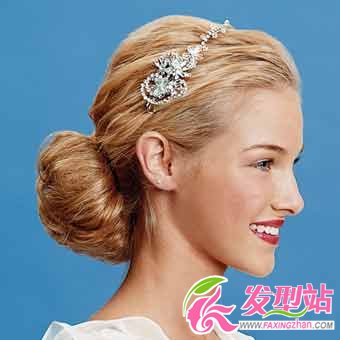 輕盈盤(pán)發(fā)打造高雅新娘L(fēng)ook