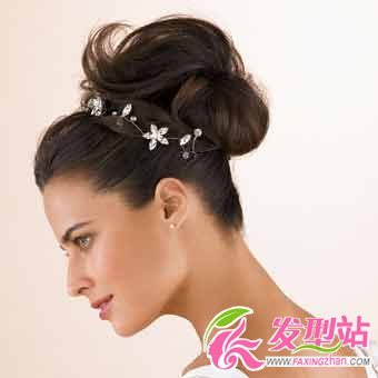 輕盈盤發(fā)打造高雅新娘Look