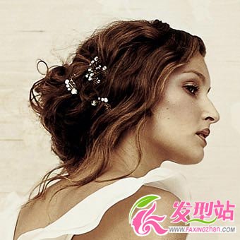 輕盈盤發(fā)打造高雅新娘L(fēng)ook