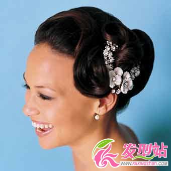 輕盈盤發(fā)打造高雅新娘L(fēng)ook