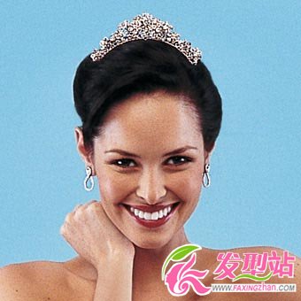 輕盈盤(pán)發(fā)打造高雅新娘L(fēng)ook