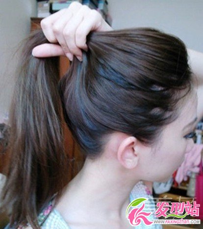直發(fā)花苞頭扎法圖解