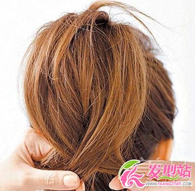 只需4步 長直發(fā)花苞頭的扎法完全攻略