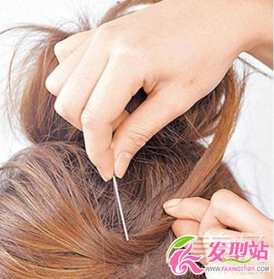 只需4步 長直發(fā)花苞頭的扎法完全攻略