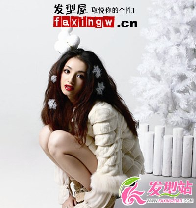 麥迪娜圣誕寫真圖片 玉米燙長發(fā)顯熟女溫暖