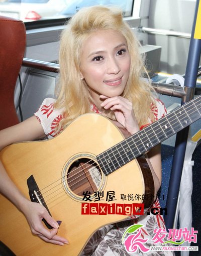 戴佩妮個(gè)性潮流金色頭發(fā)圖片欣賞