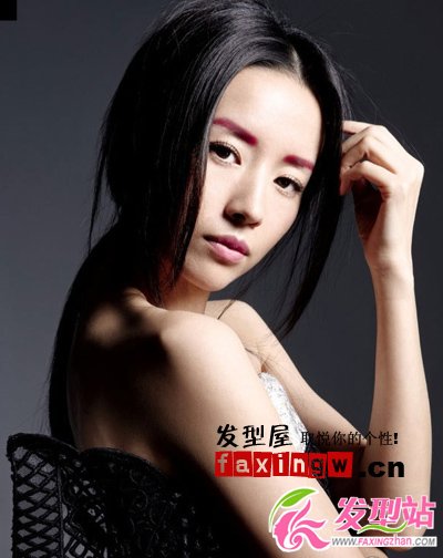 董潔最新封面長發(fā)顯冷眼嫵媚