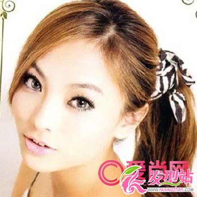 卷發(fā)馬尾的扎法公開 輕松五步打造秋日寫意發(fā)型