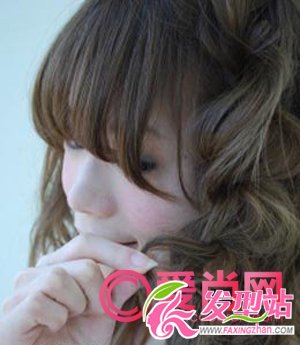 來自非主流卷發(fā)的時尚 非主流蓬松發(fā)型扎法步驟詳解