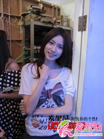 曝光長(zhǎng)腿美女王秋紫發(fā)型圖片