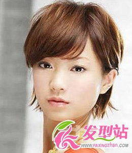 利用發(fā)夾收起臉龐毛發(fā)