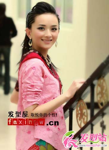 李依玲超清純的玉女形象黑色長直發(fā)圖片