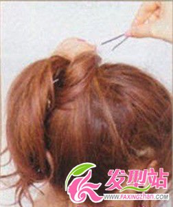 將發(fā)束用發(fā)夾固定