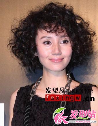 辣媽袁泉產(chǎn)后亮相 爆炸頭圖片
