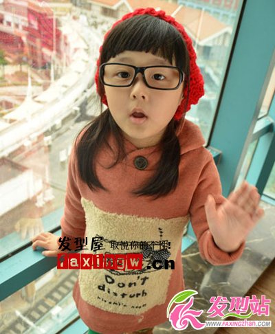 小女孩時尚可愛發(fā)型 圣誕小靚妞萌感出街