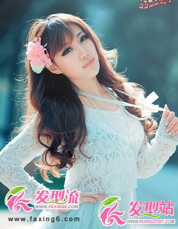 風情女生長卷發(fā)發(fā)型演繹