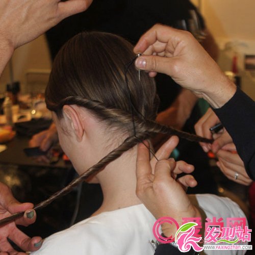 2012五月最新夢(mèng)幻新娘發(fā)髻 呈現(xiàn)出優(yōu)雅甜美的氣質(zhì)