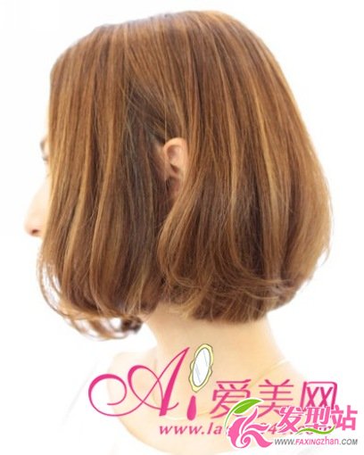 中分短發(fā)氣質(zhì)立顯 詮釋輕熟女風(fēng)范
