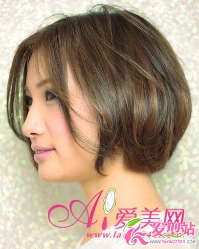 中分短發(fā)氣質(zhì)立顯 詮釋輕熟女風(fēng)范