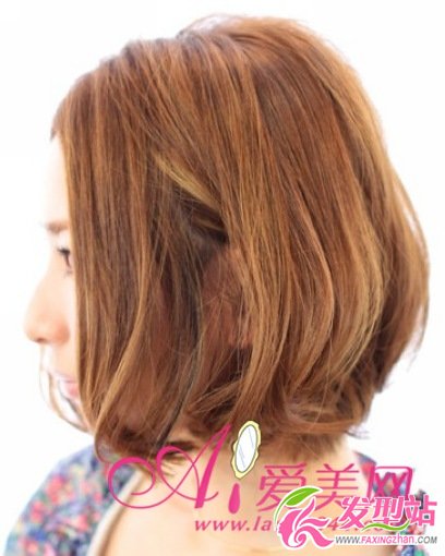 中分短發(fā)氣質(zhì)立顯 詮釋輕熟女風(fēng)范