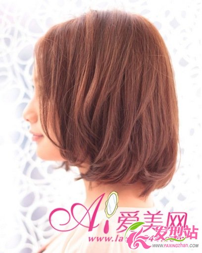 中分短發(fā)氣質(zhì)立顯 詮釋輕熟女風(fēng)范