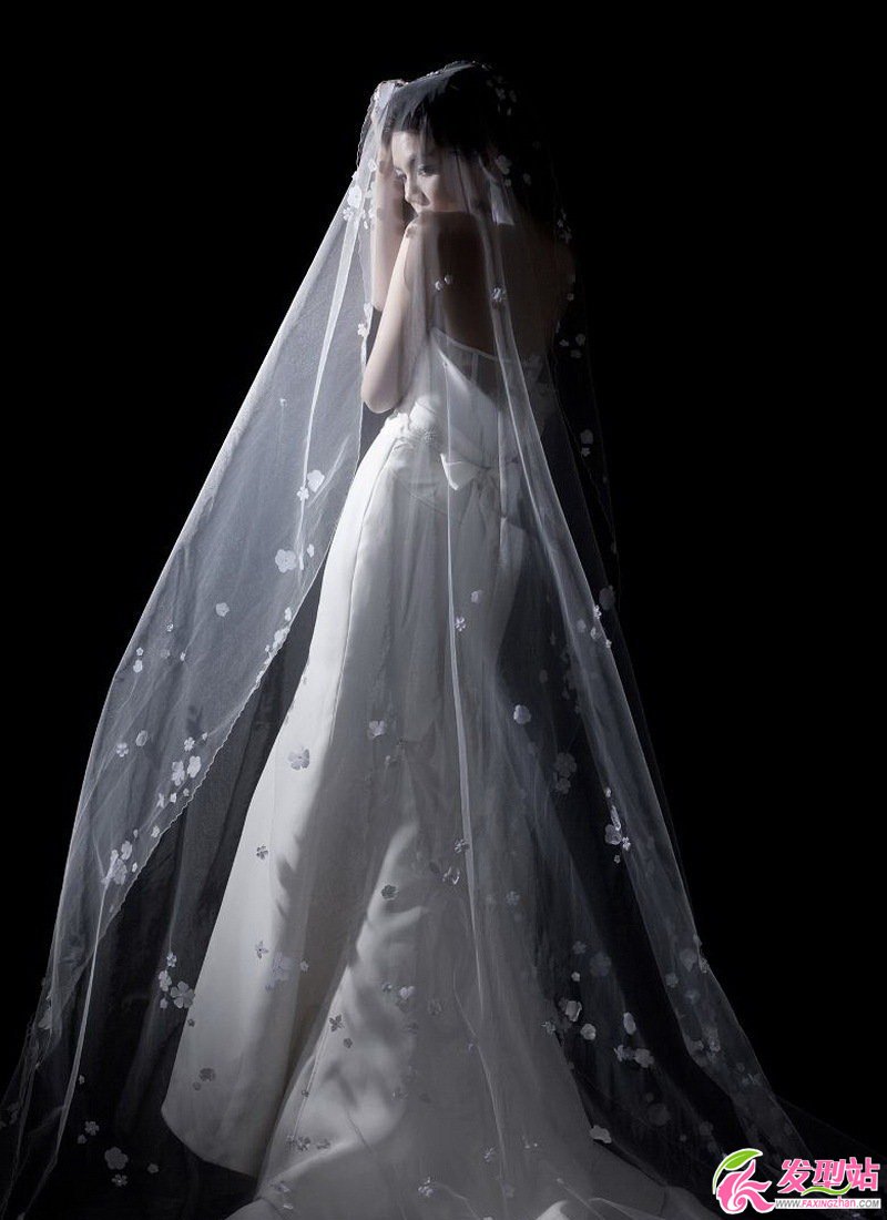 點(diǎn)擊大圖看下一張:Ella大婚在即 絕美復(fù)古婚紗頭如公主