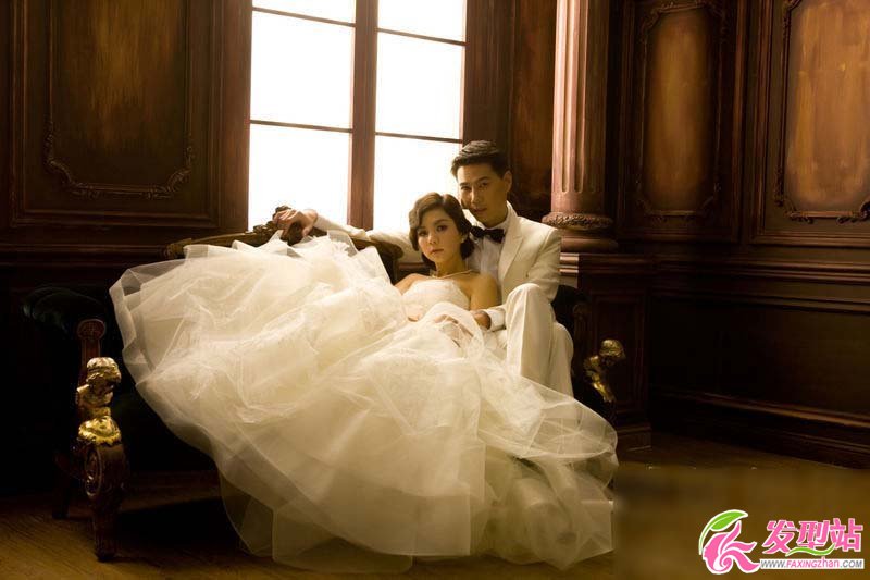 點(diǎn)擊大圖看下一張:Ella大婚在即 絕美復(fù)古婚紗頭如公主