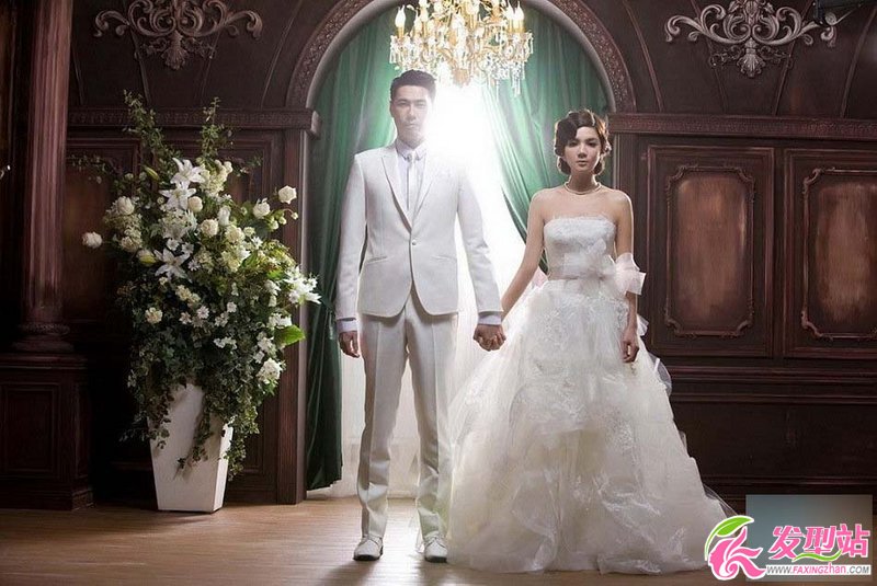 點(diǎn)擊大圖看下一張:Ella大婚在即 絕美復(fù)古婚紗頭如公主