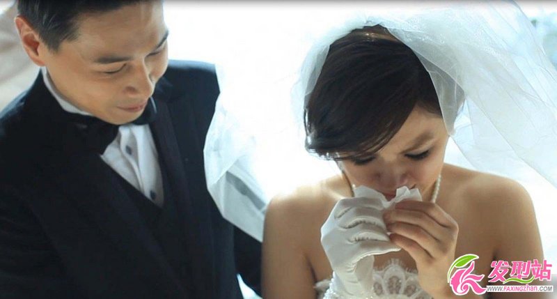 點(diǎn)擊大圖看下一張:Ella大婚在即 絕美復(fù)古婚紗頭如公主