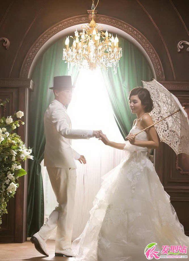 點(diǎn)擊大圖看下一張:Ella大婚在即 絕美復(fù)古婚紗頭如公主