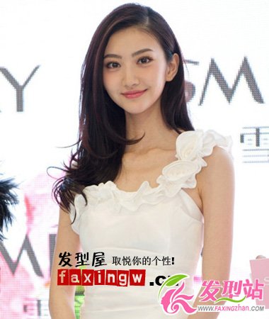 景甜單肩長(zhǎng)卷發(fā)加純白連衣裙顯清純高貴