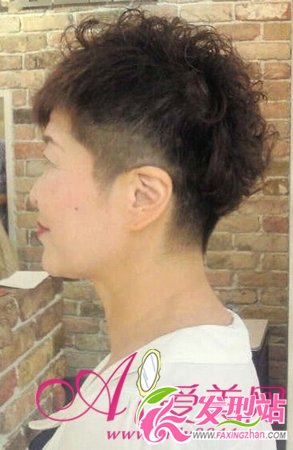 帶媽媽剪時尚短發(fā) 母親節(jié)創(chuàng)意禮物