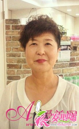 帶媽媽剪時尚短發(fā) 母親節(jié)創(chuàng)意禮物