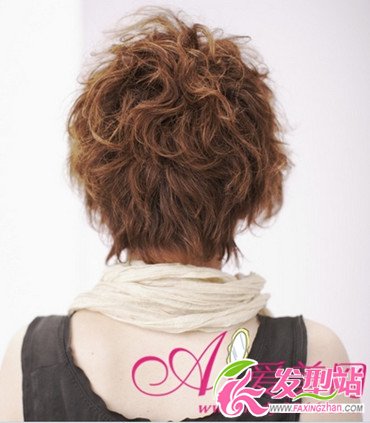 帶媽媽剪時(shí)尚短發(fā) 母親節(jié)創(chuàng)意禮物