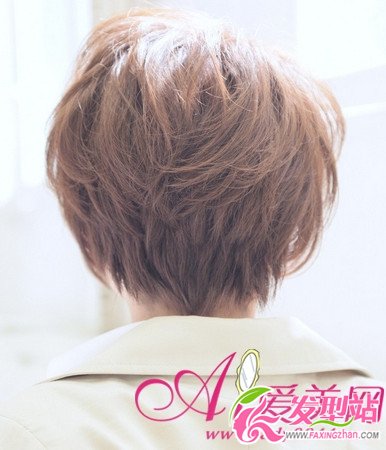 帶媽媽剪時尚短發(fā) 母親節(jié)創(chuàng)意禮物