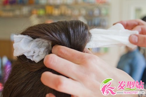 清爽利落 自己搞定雙丸子發(fā)髻