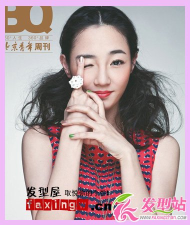 白百何登《北京青年周刊》雜志 黑色中長發(fā)顯文藝范