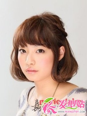 圓臉妹必學(xué) 4步扎發(fā)變小V臉
