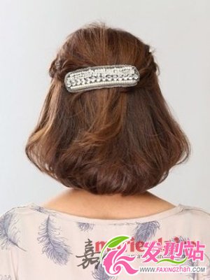 圓臉妹必學(xué) 4步扎發(fā)變小V臉